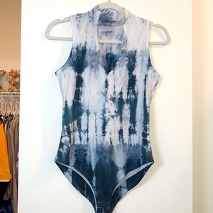 Blue and white tie dye bodysuit (M)
